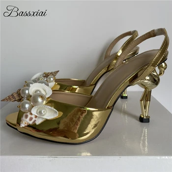 Женские вечерние туфли на каблуке фламинго в богемном стиле, металлические босоножки на необычном каблуке, женские босоножки из лакированной кожи с жемчужным цветком в виде ракушки
