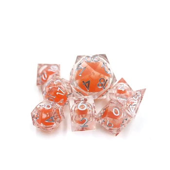 Набор кубиков RPG DND с многогранным острым краем и оранжевой жидкостью