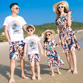 Семейный комплект, летние модные платья с цветочным рисунком для мамы и дочки, футболка для папы и сына + короткая праздничная одежда для пары, семейная одежда
